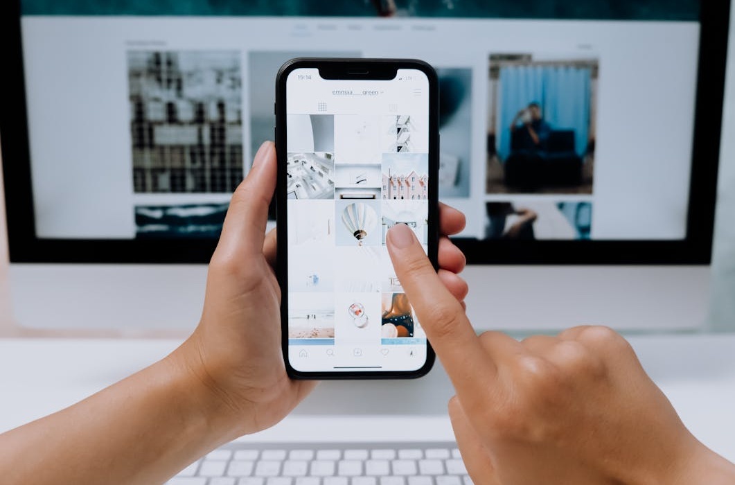 一个团队正在协作讨论社交媒体营销方案