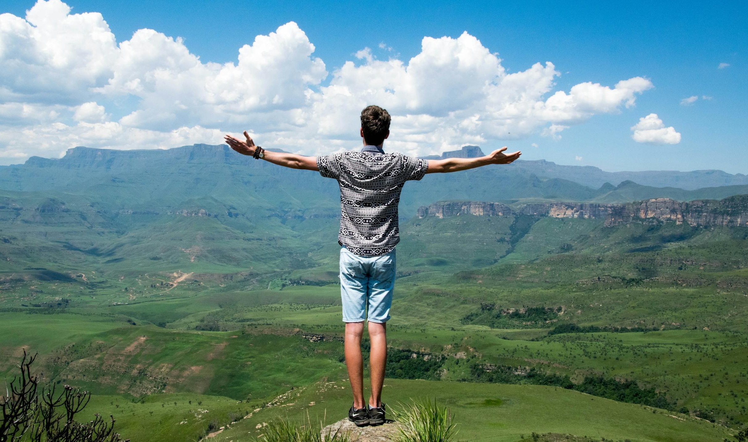 一位用户正在手机上查看Instagram视频及其评论和点赞，强调互动的重要性