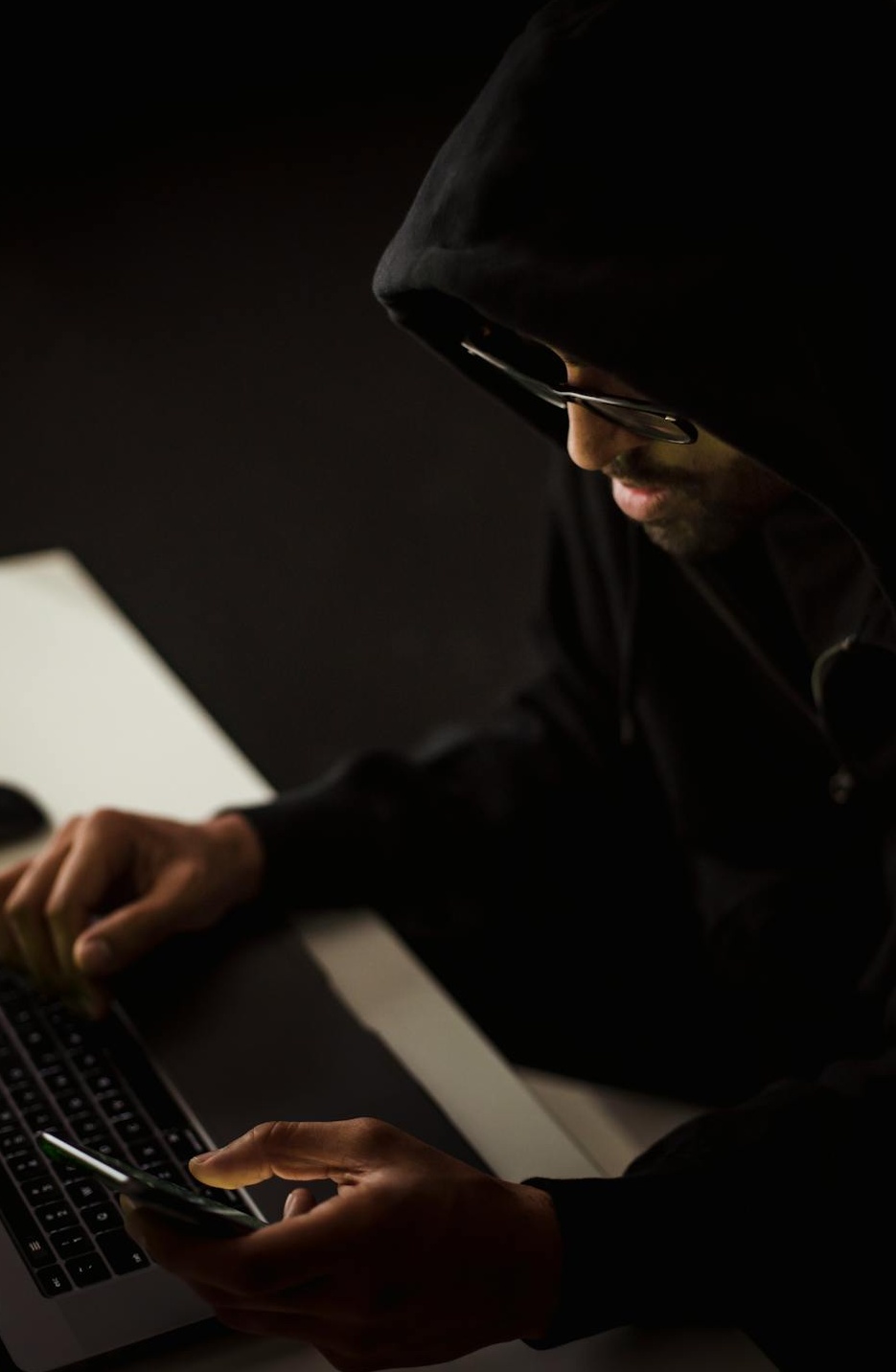 多部智能手机展示Instagram界面，强调社交互动和视频评论的重要性