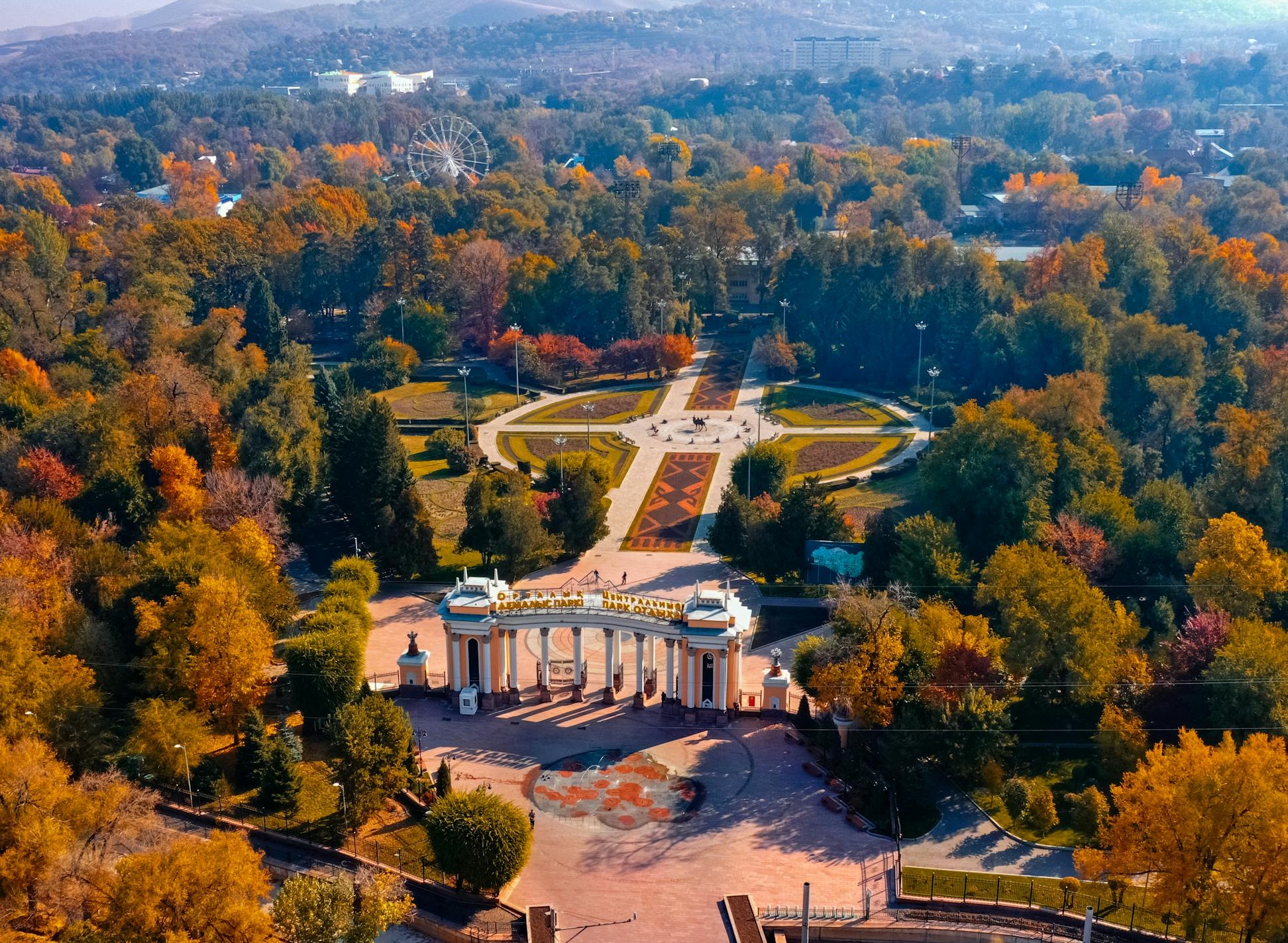 一群人围坐桌旁讨论社交媒体营销策略，强调选择可靠服务商的重要性