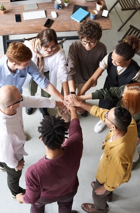 团队在讨论社交媒体策略,体现社会认同感