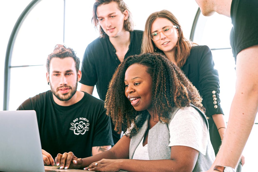 用户在进行清单检查,象征着安全选择Ins买点赞服务商