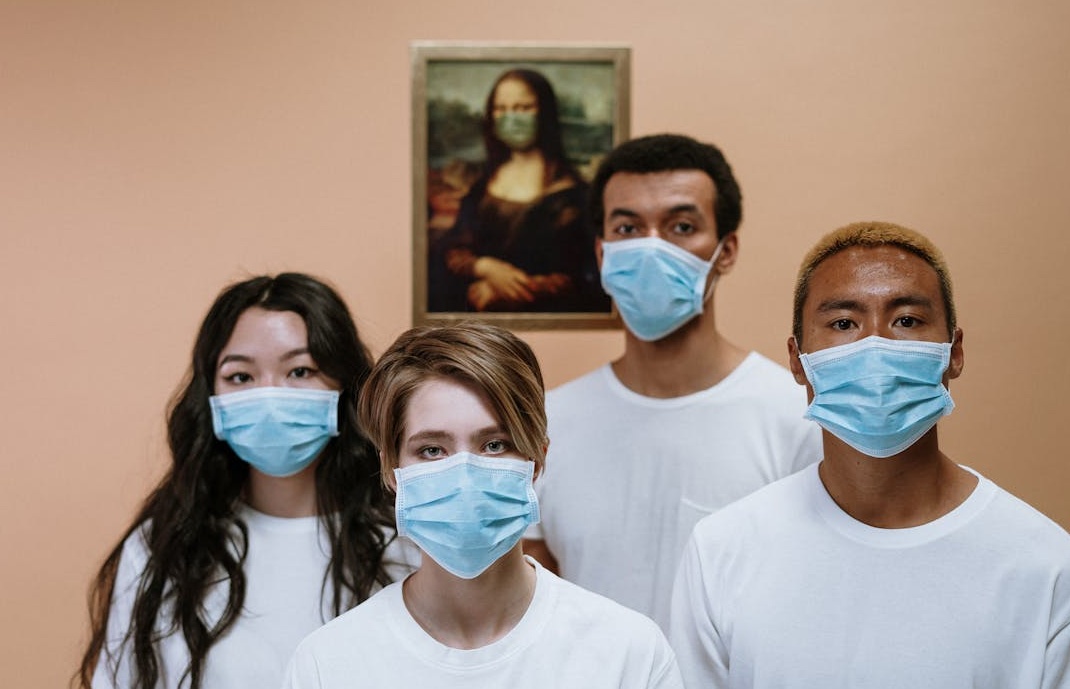 内容创作者在工作室精心制作内容,强调内容为王