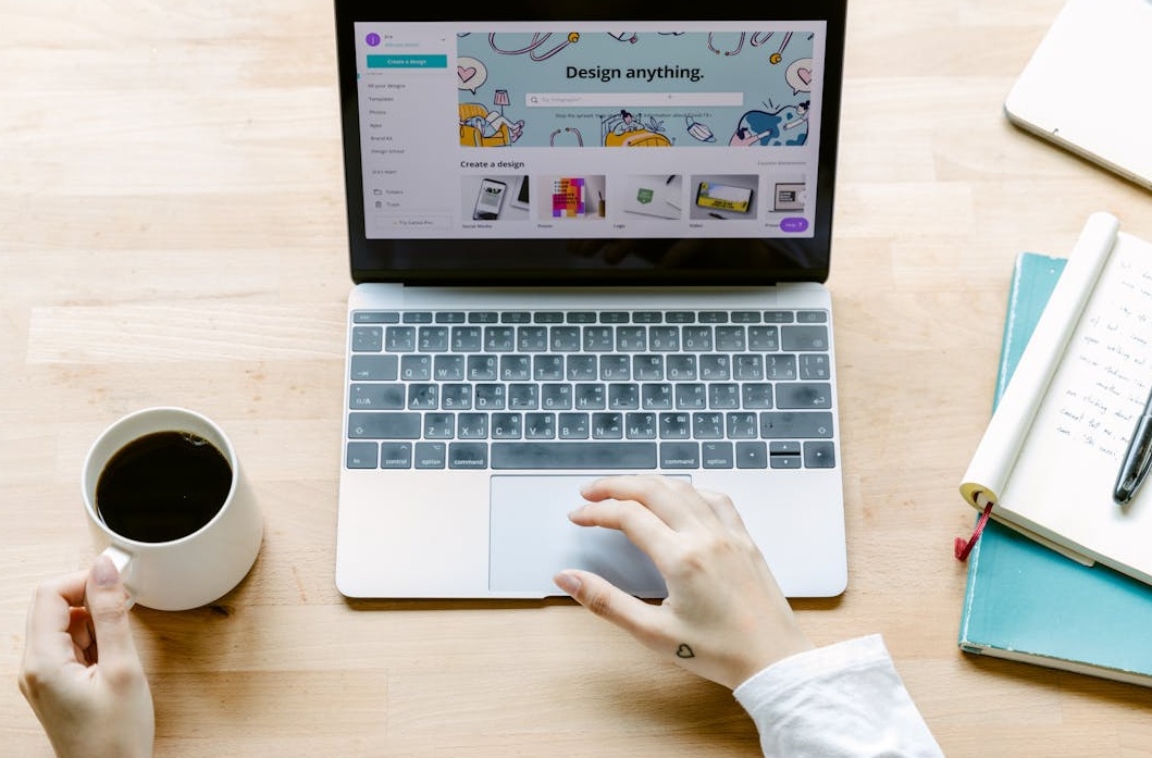 用户在笔记本电脑上浏览Facebook主页