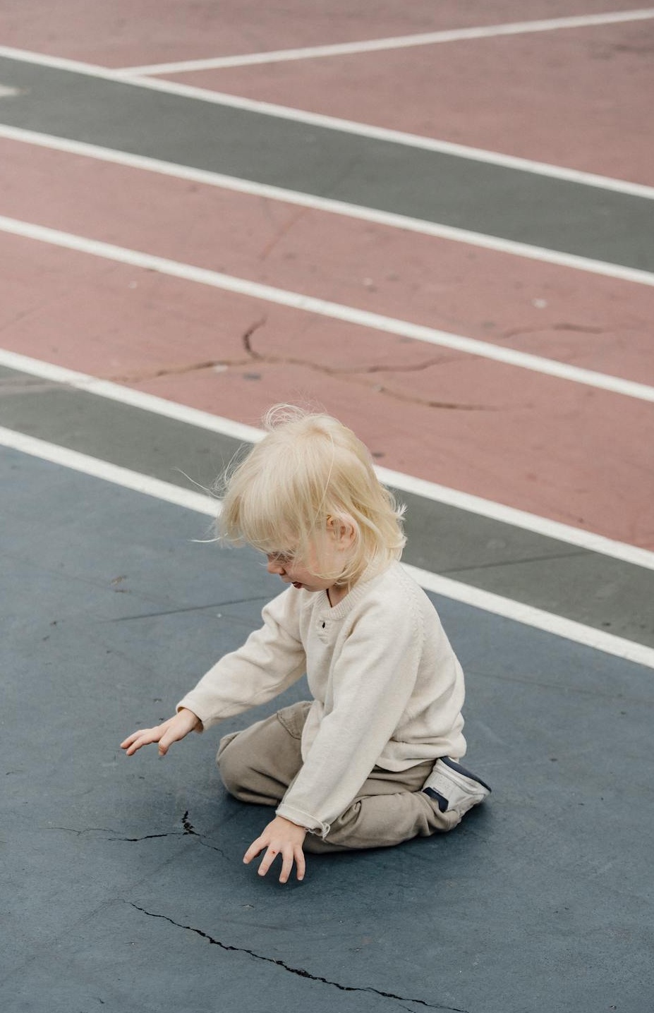 一位用户正在电脑前使用鼠标点击一个应用程序界面上的“一键购买”按钮,代表操作的便捷性和数字化服务的效率