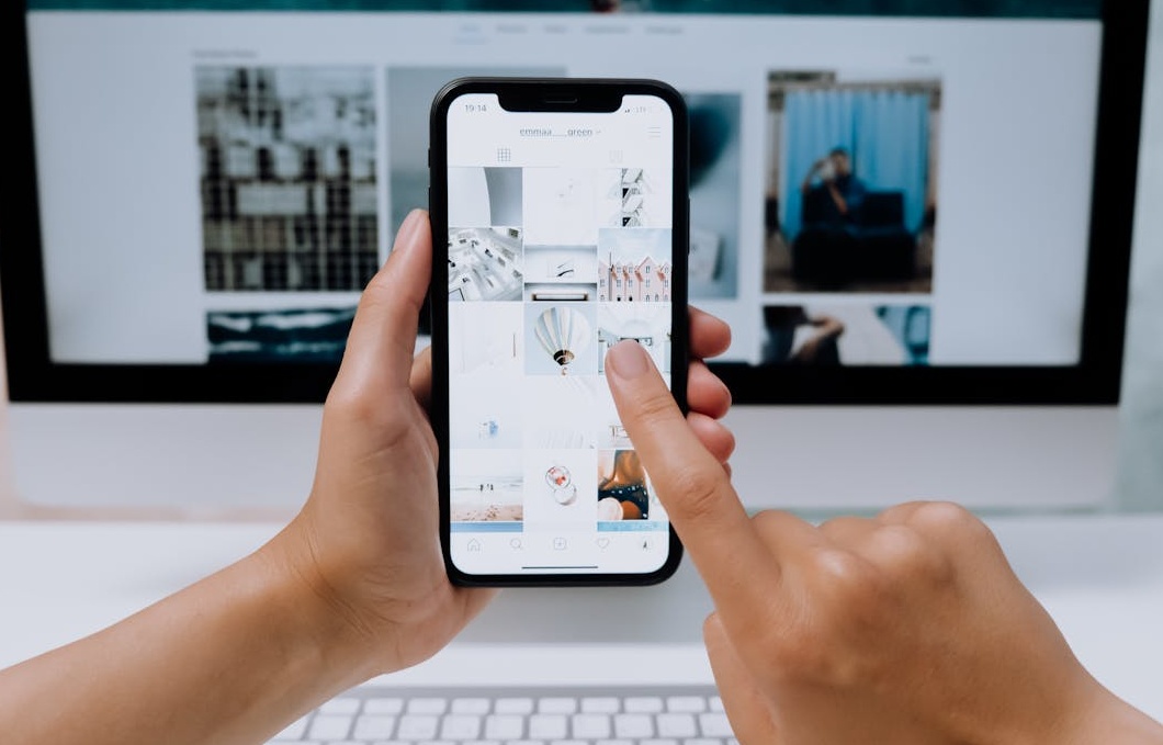 一名营销专家正在分析TikTok数据增长曲线