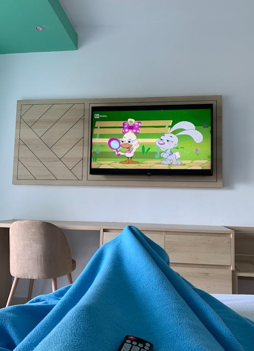 一位年轻的内容创作者正在用手机拍摄TikTok视频