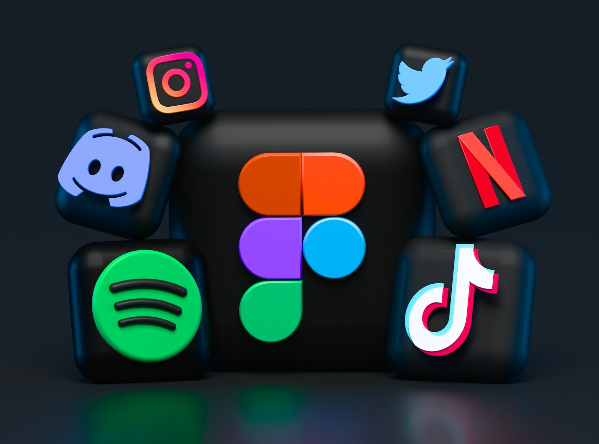 TikTok应用界面展示了点赞和评论互动的重要性