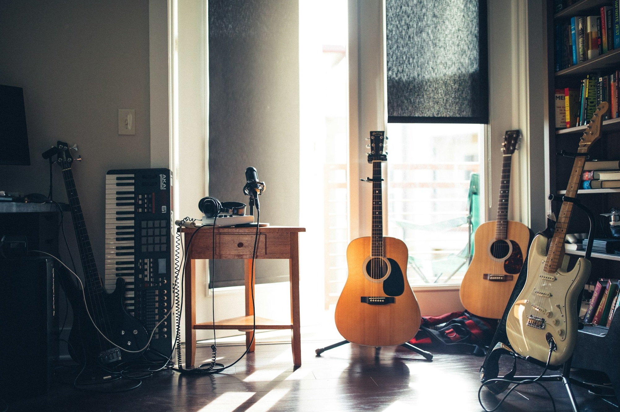 音乐人正在创作，背景是增长的数据图表，象征着通过策略实现增长