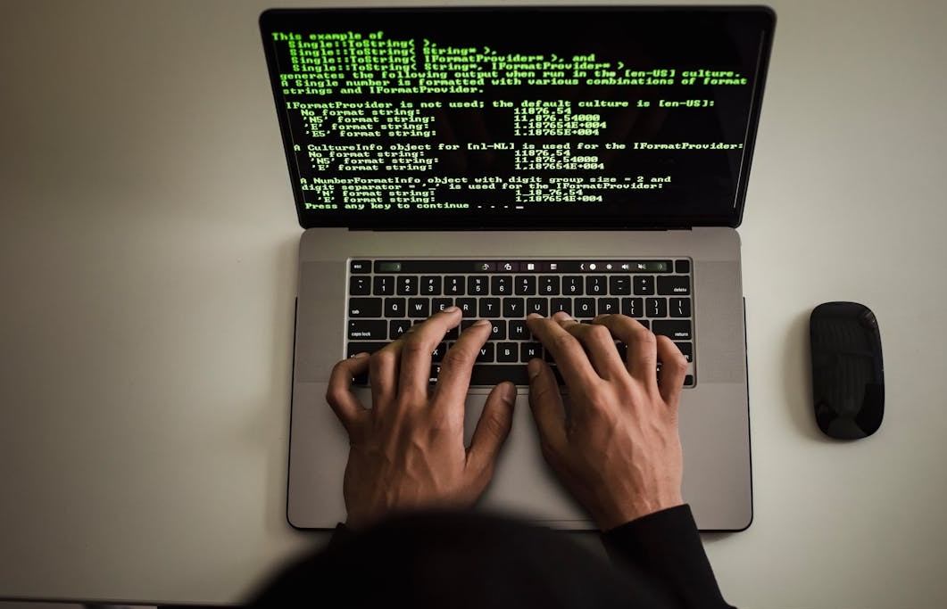 屏幕上显示着复杂的代码和数据流,象征着TikTok的推荐算法