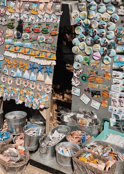 一位年轻快乐的TikTok内容创作者正在户外录制视频