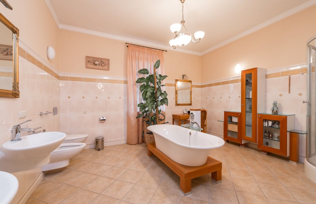 一位创作者正在使用环形灯和智能手机精心制作高质量视频内容