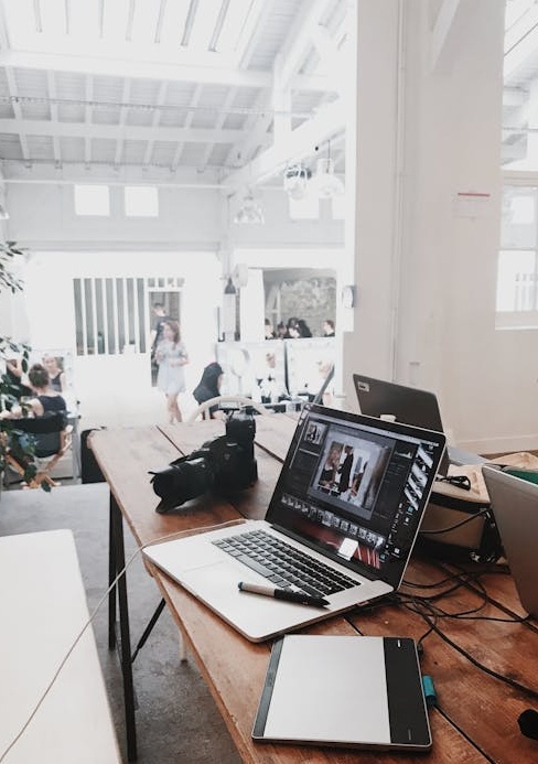 一部手机展示Instagram个人资料和增长分析图表