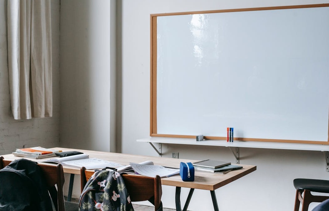 一个团队在白板前进行头脑风暴,象征着战略规划和协作