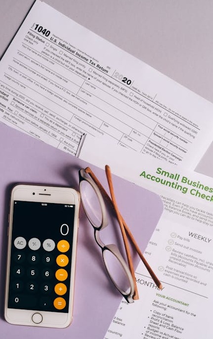 一位年轻女性在2025年充满活力的城市背景下,开心地使用手机浏览TikTok,象征着在平台上取得成功