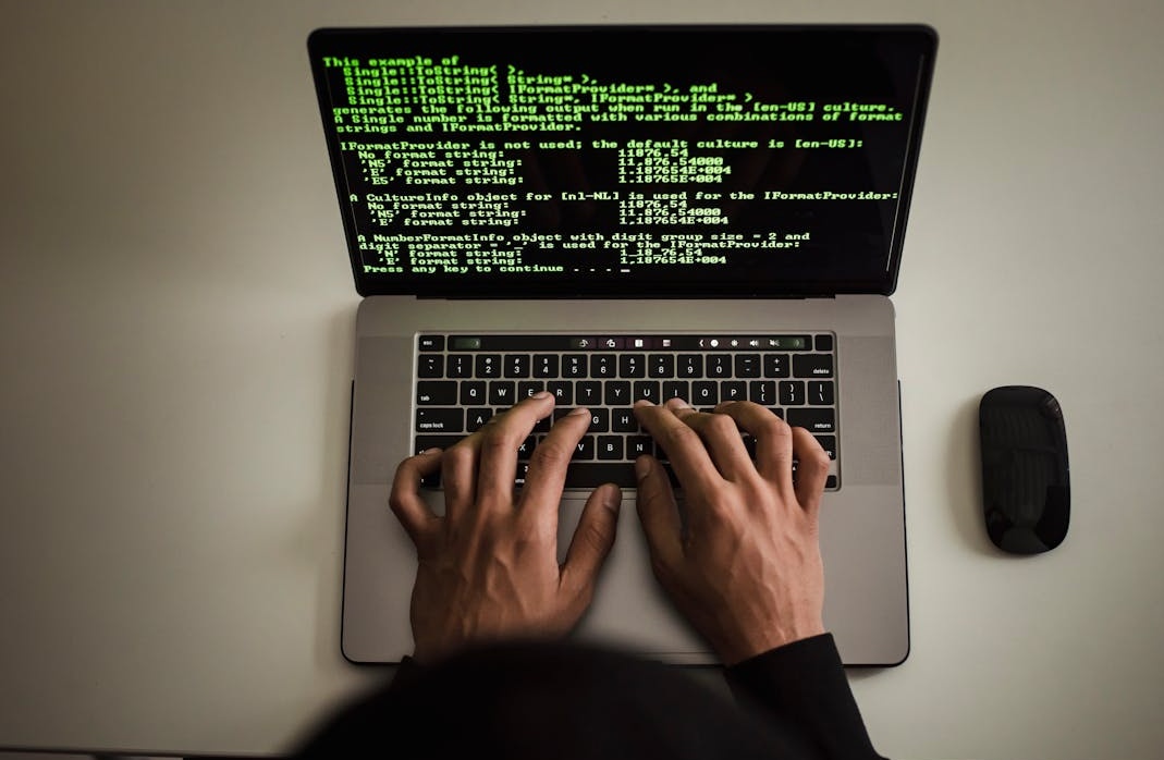 一个TikTok创作者在精心布置的家庭工作室中,面前有环形灯和专业设备,正在专注地创作内容