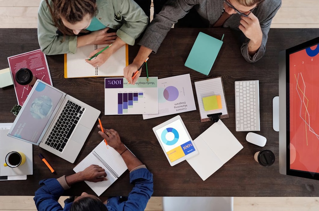 营销团队正在分析2025年Facebook的增长数据图表