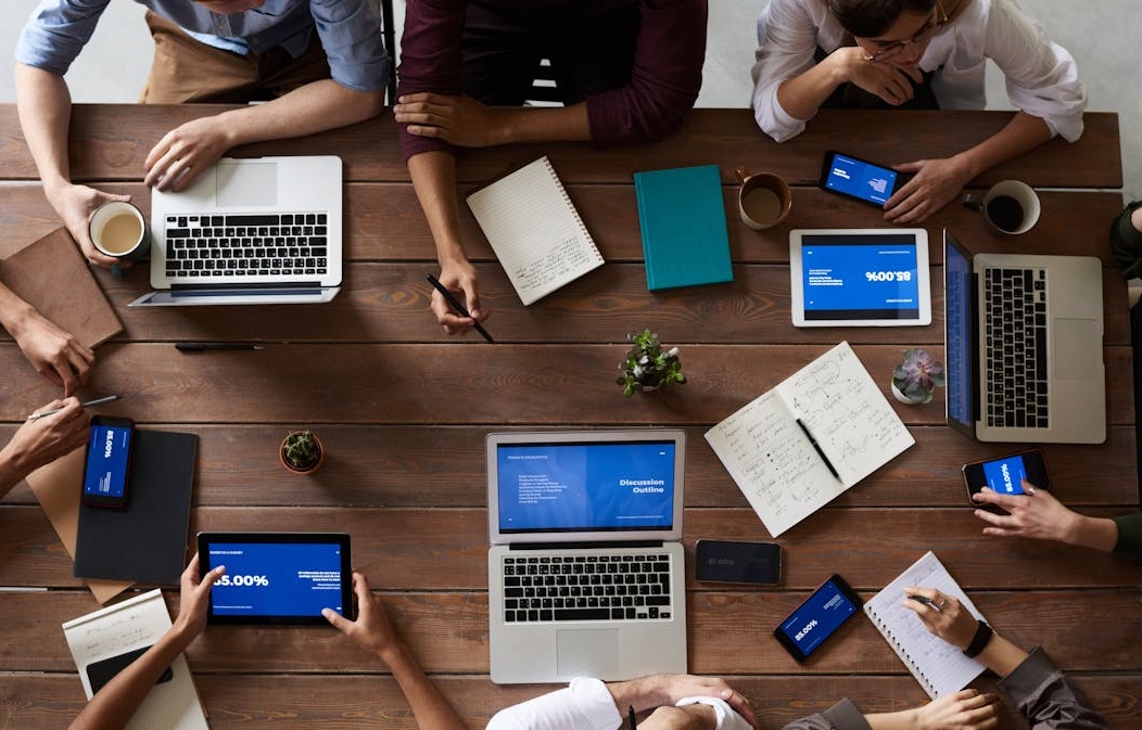 团队协作,共同选择和评估最合适的Facebook刷粉服务方案