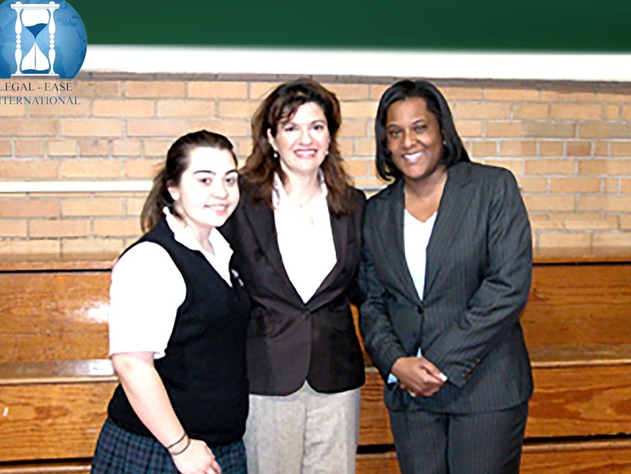 一群人被手机上的病毒式内容所吸引