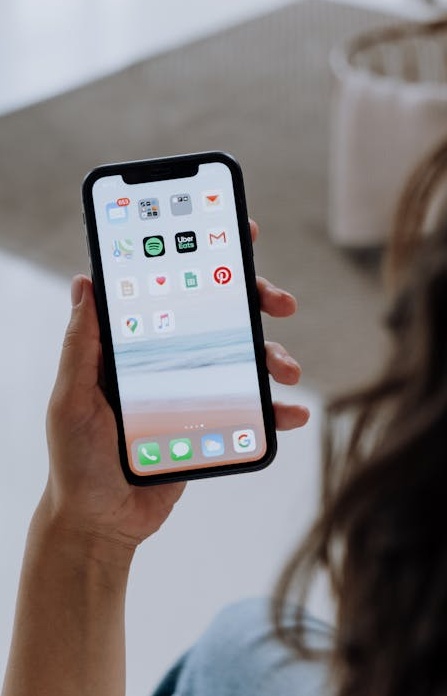 一位内容创作者正在手机上编辑Instagram Reels视频