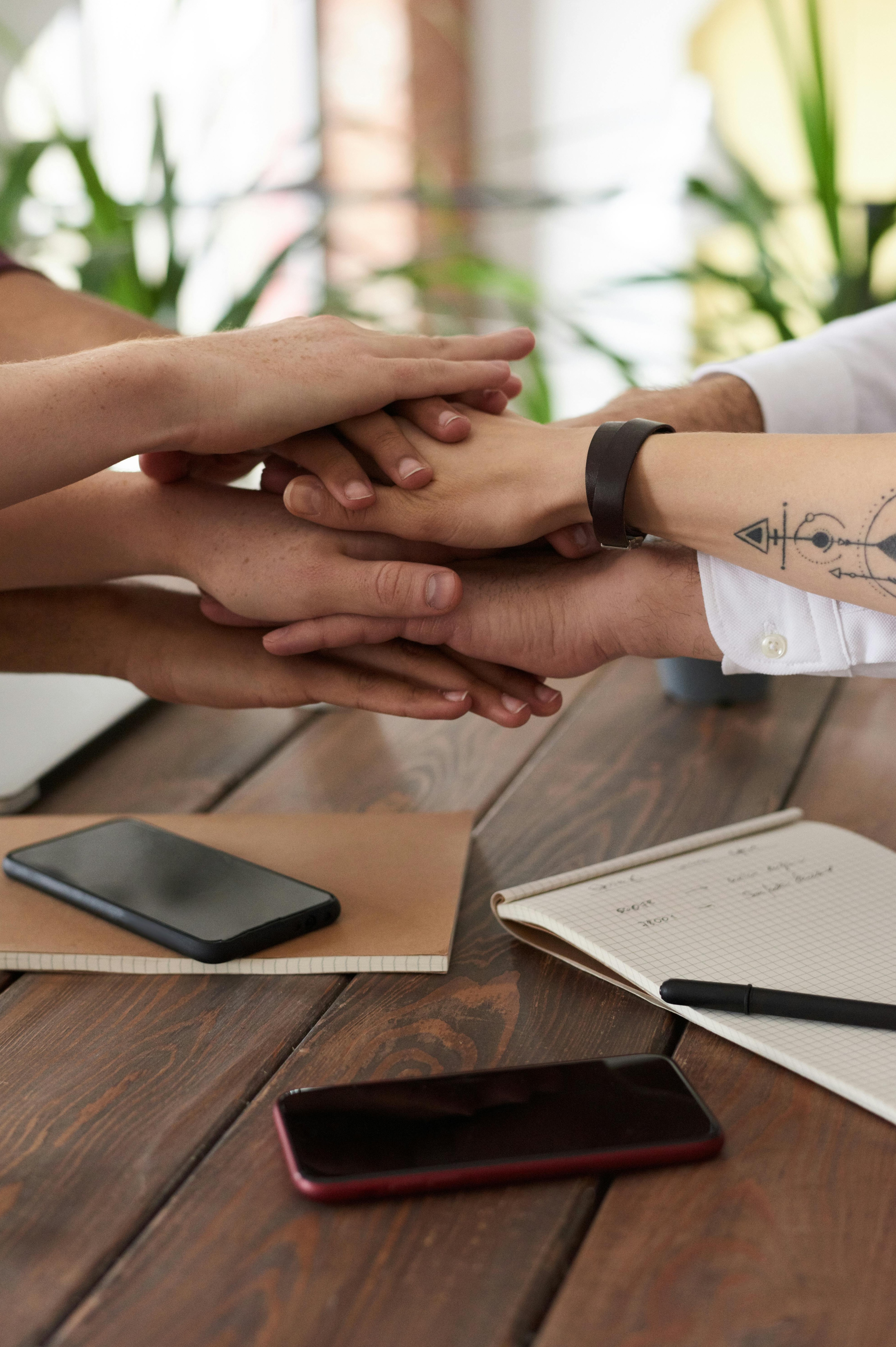 团队成员在白板前规划社交媒体增长策略