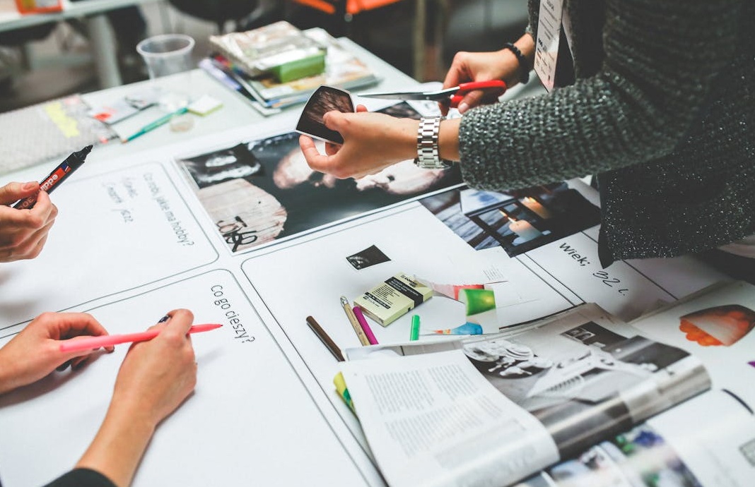 用户在笔记本电脑上选择YouTube视频推广方案