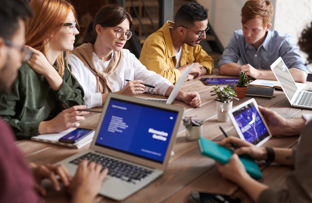 一个团队正在电脑前研究YouTube推广策略