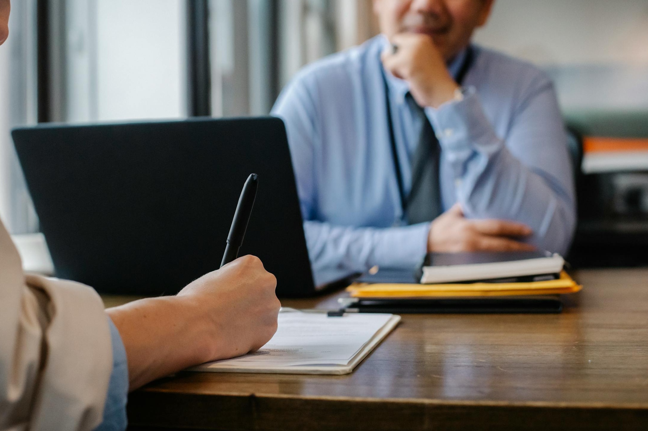 一张图表显示向上增长的趋势,代表视频互动率和排名提升