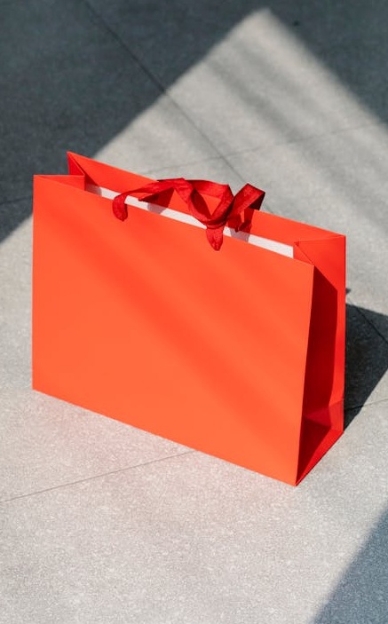 用户正在手机上浏览Twitter,突显评论在移动设备上的重要性