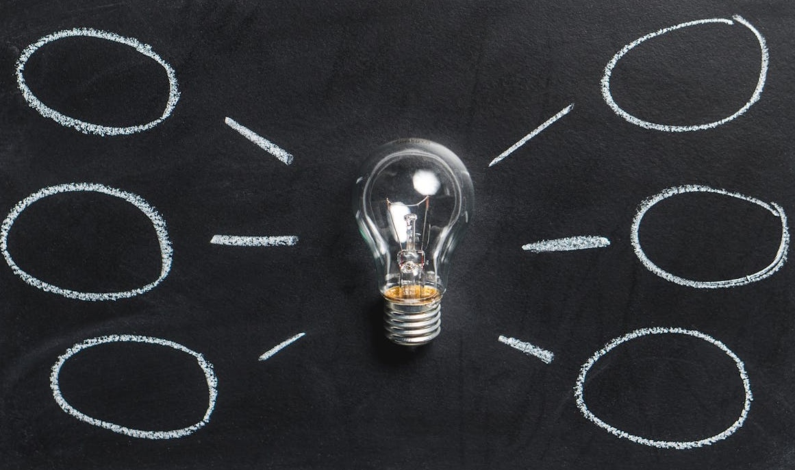 火箭发射,象征着通过战略性购买Twitter评论实现业务的快速启动和病毒式增长