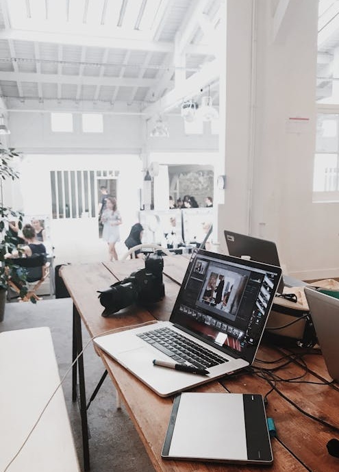 一部智能手机屏幕上显示着Facebook的视频界面,背景是增长图表