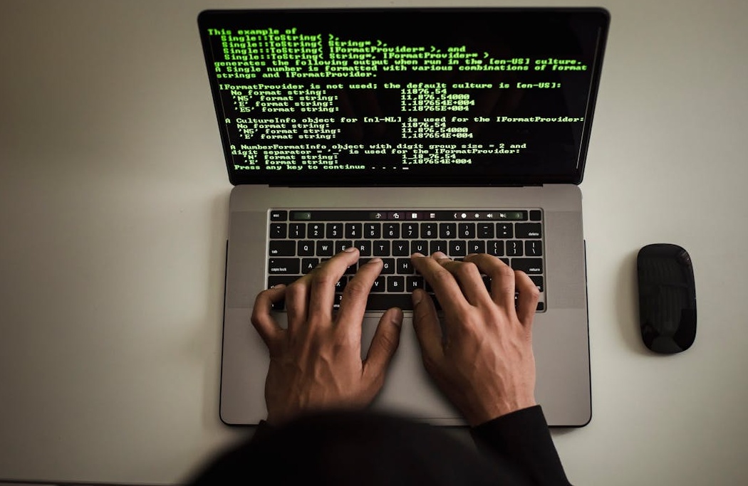 一名开发者在笔记本电脑上编写代码,代表了复杂的Facebook算法机制