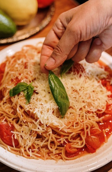 一个人正在手机上查看Instagram的Reels视频流