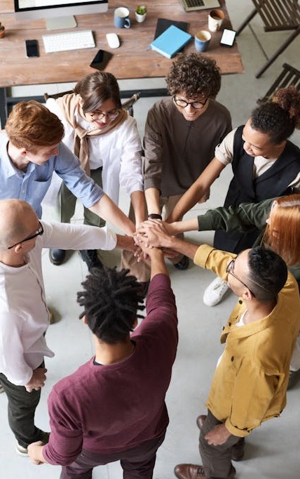 团队成员围绕着一个显示增长图表的平板电脑进行讨论