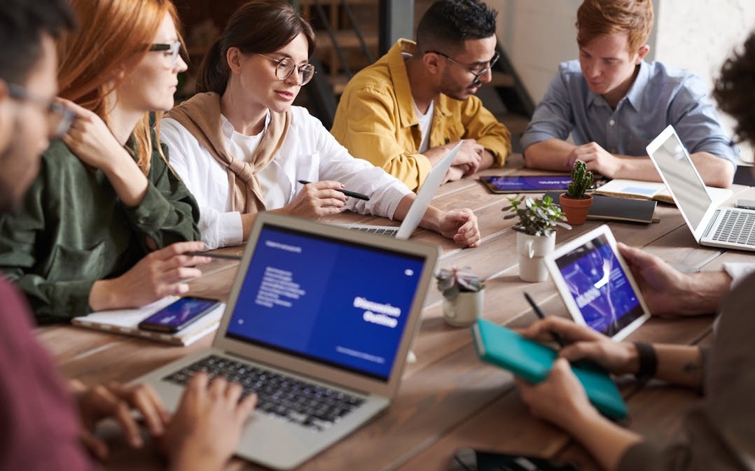 一个团队正在进行社交媒体营销战略规划