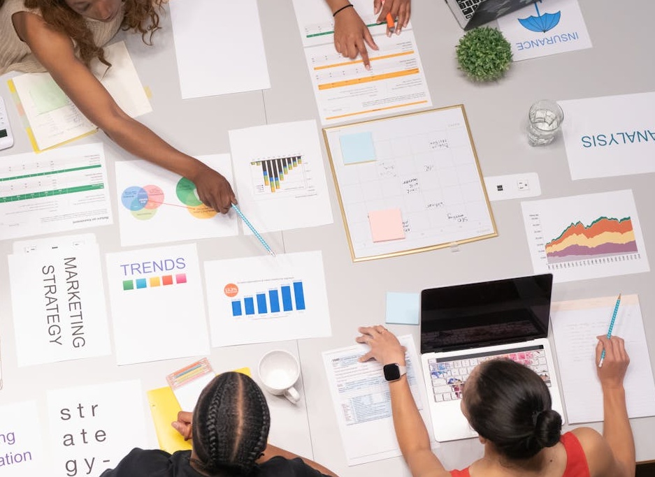 一群不同背景的真实用户正在愉快地使用手机社交，象征着真人评论的多样性和真实性