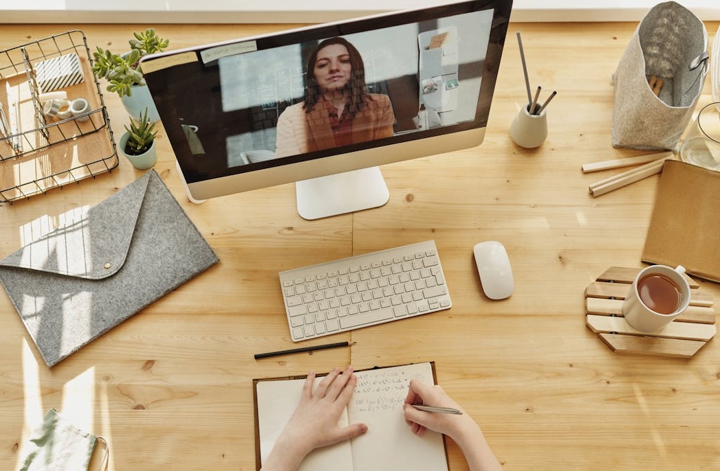 一名用户满意地看着自己快速增长的Twitter粉丝数量