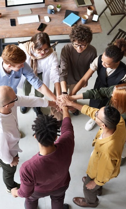 团队协作，象征着用户网络的力量