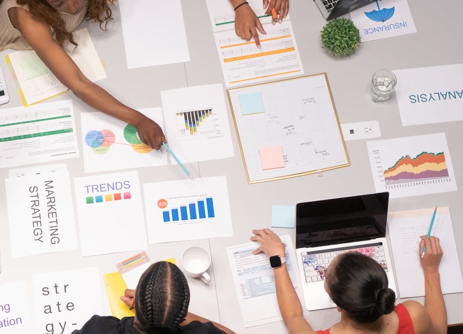 用户在电脑前认真比较和选择服务