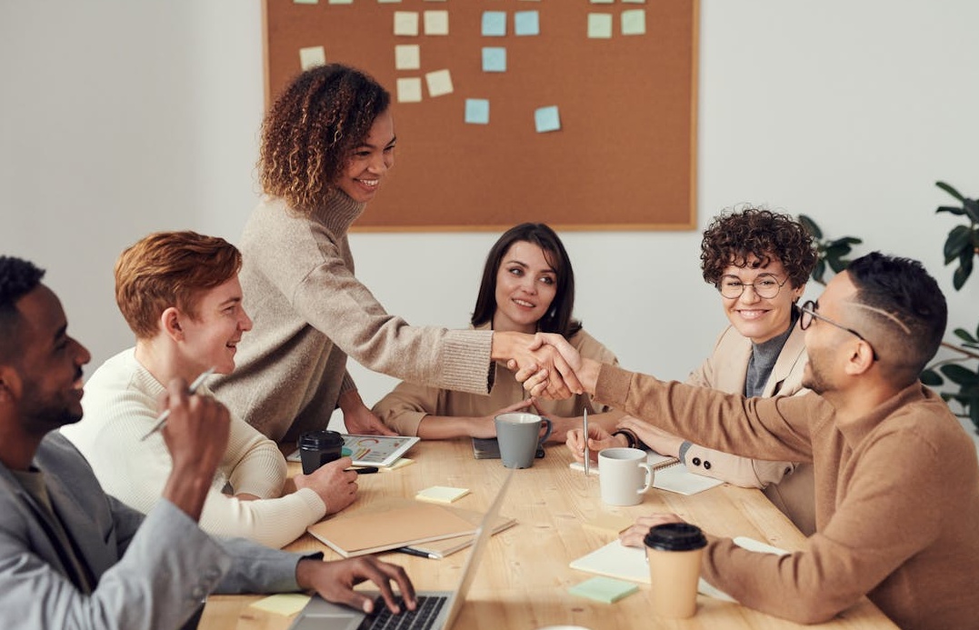 选择脸书买评论平台的关键步骤信息图