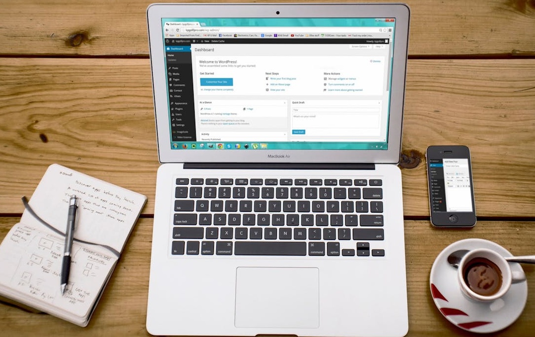 代表YouTube算法和数据分析的抽象图