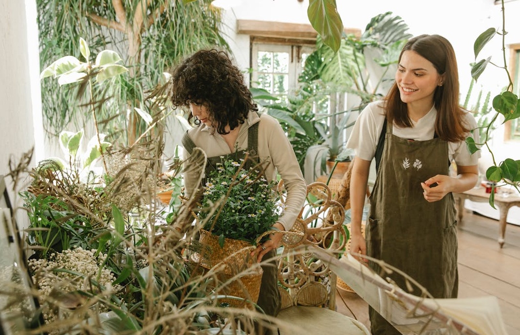 用户在智能手机上浏览推特信息流并进行点赞互动