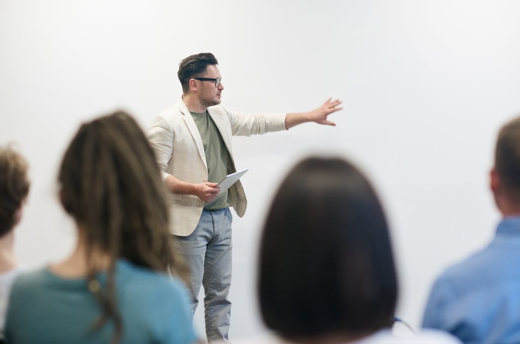 一个团队在电脑前协作，规划YouTube视频推广策略