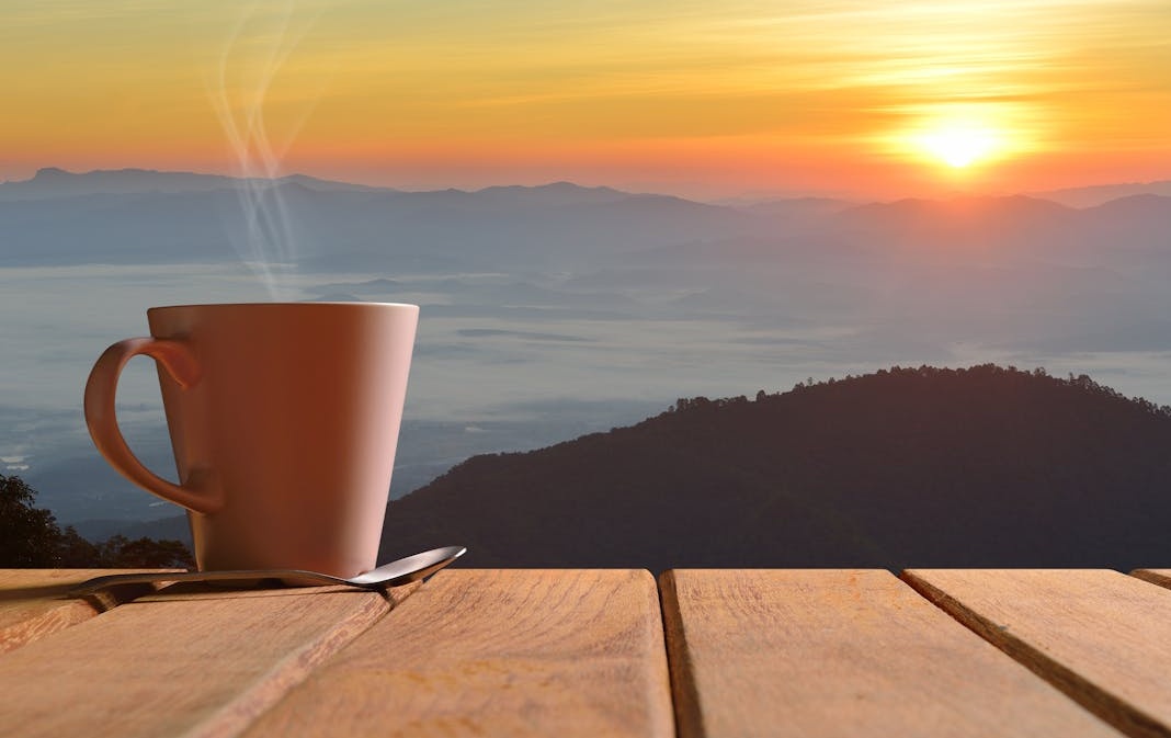 一位内容创作者正专注于拍摄高质量的TikTok视频