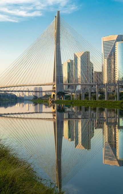 专业的YouTube视频创作者正在录制高质量内容