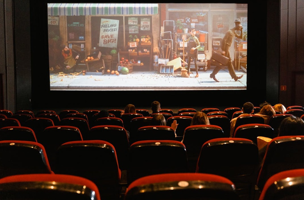 大量观众被屏幕内容所吸引,象征强大的社会认同