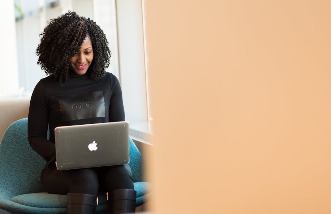 一位女士在笔记本电脑上分析数据图表，代表着对Twitter营销策略的精心规划和执行