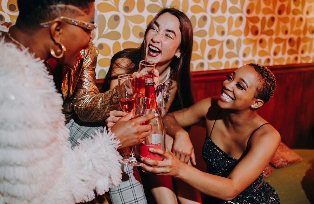 一个代表网络安全和账号保护的盾牌图标