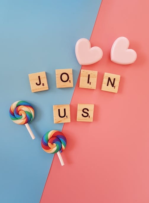 一位内容创作者正在精心策划和制作高质量的IG帖子