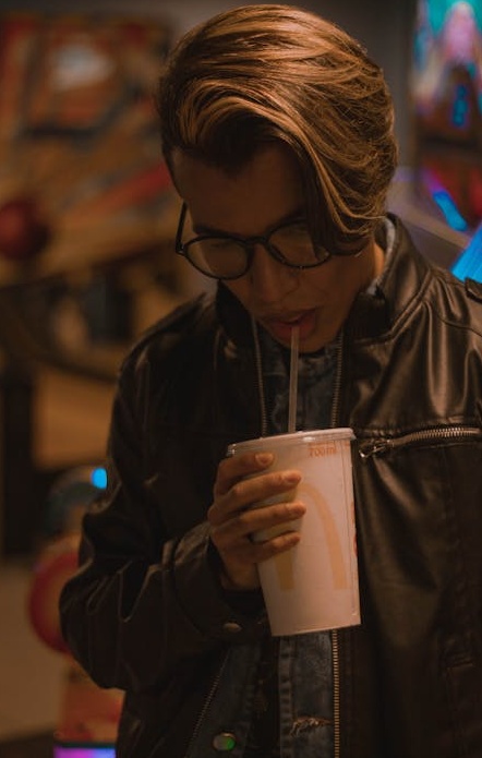 一位用户在2025年浏览充满活力的Instagram内容